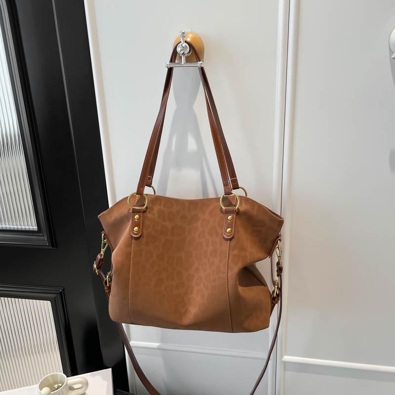 Retro Commuter Tote Bag, Large-capacity Crossbody Bag, Fashionable and Stylish Single-shoulder Bag