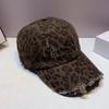 Baseballkappe mit Leopardenmuster für Damen im Frühling und Sommer. Pelzige und alte lässige Baseballkappe, die ihre Gesichter zur Schau stellt.