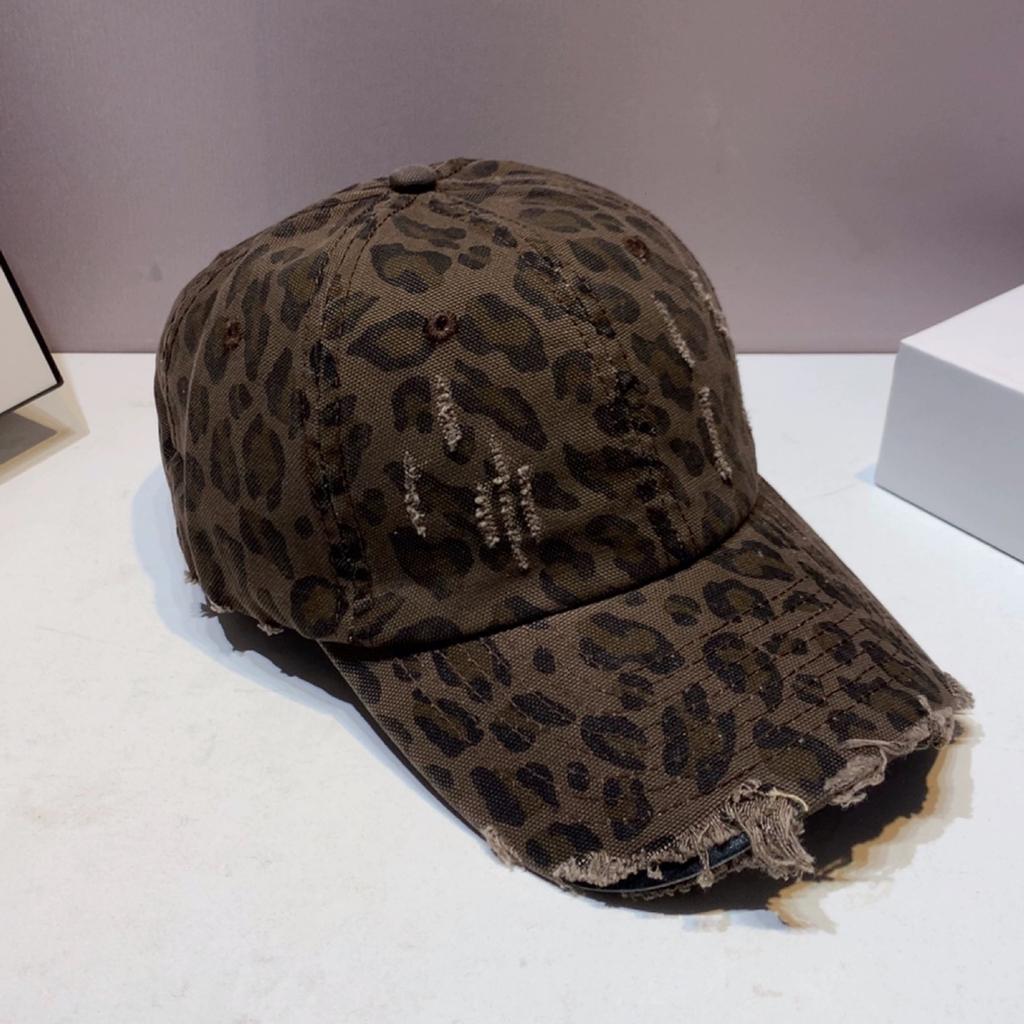 Baseballkappe mit Leopardenmuster für Damen im Frühling und Sommer. Pelzige und alte lässige Baseballkappe, die ihre Gesichter zur Schau stellt.