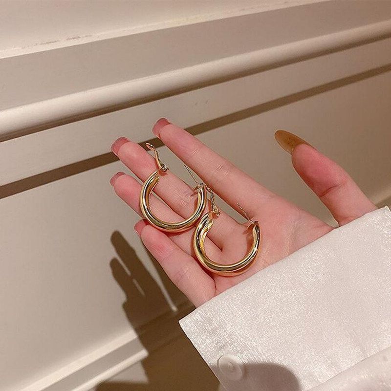 

European MAYSU Circle Metal Geometry Online Influencer Eardrops Silver Needle A Pair of Silver Needles.