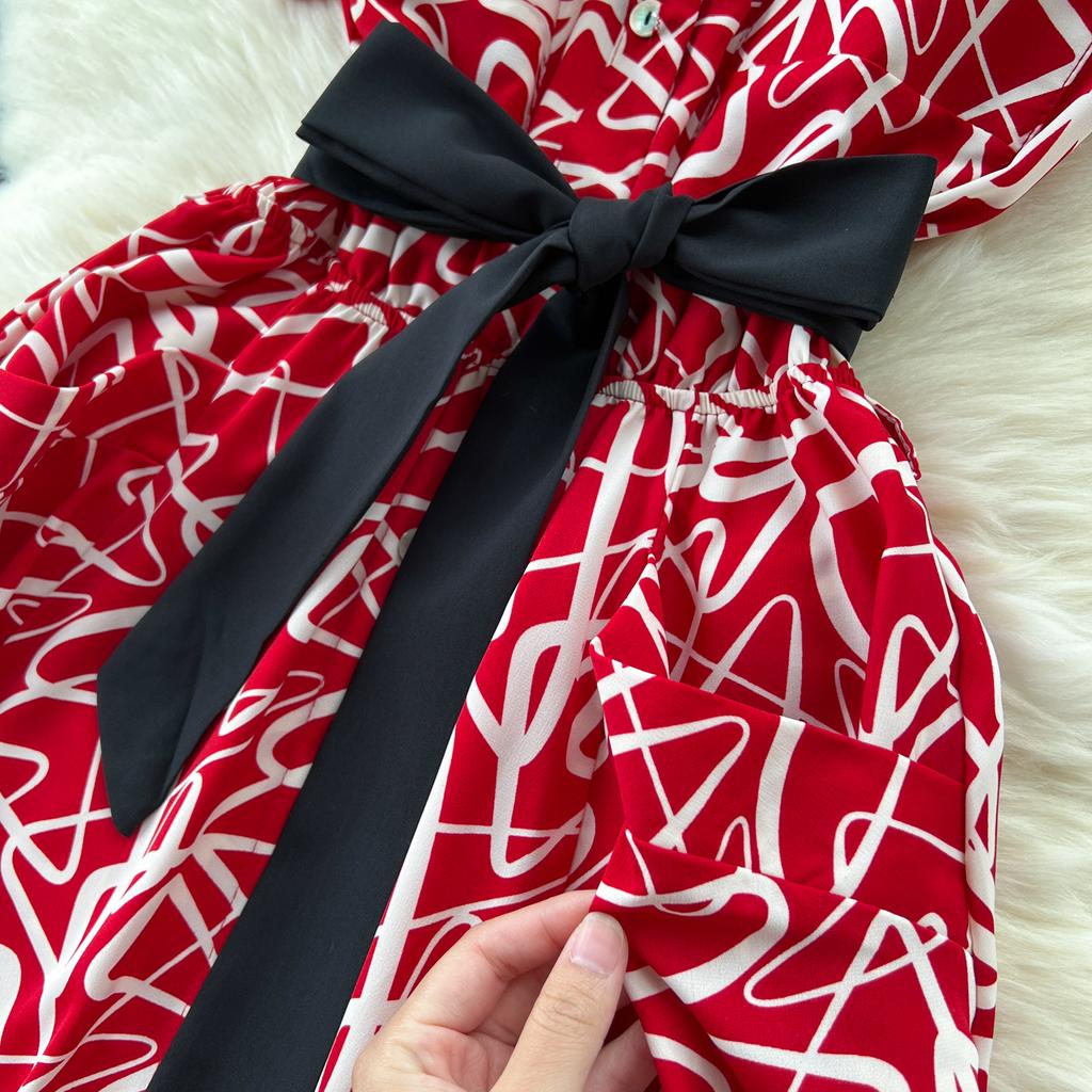 Letní dámské tištěné midi šaty s vintage výstřihem do V, krátkým rukávem a vysokým pasem, áčkové, jednořadé, ležérní šněrovací šaty