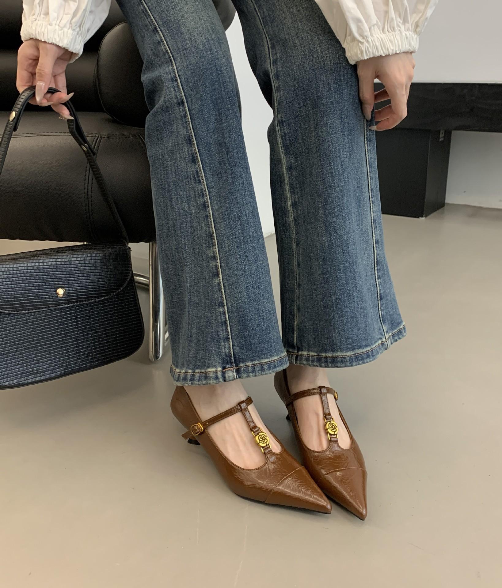 

French retro camellia Mary Jane single shoes women s 2025 autumn new temperament square head word with small fragrant low heel 39 коричневый