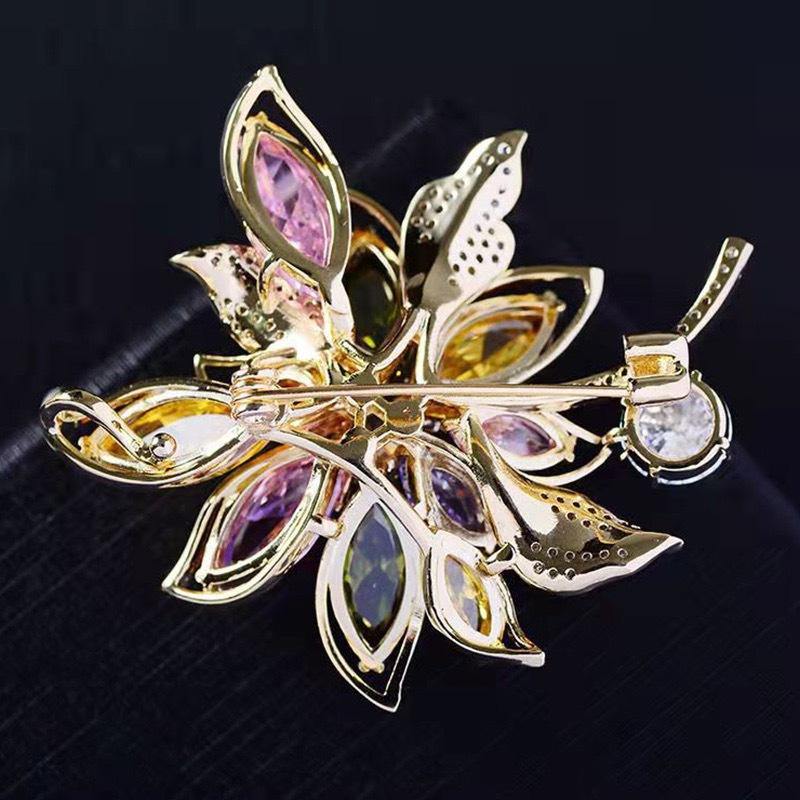Broche en cuivre zircon de couleur haut de gamme pour costume, manteau, accessoires de vêtements, broche à fleurs