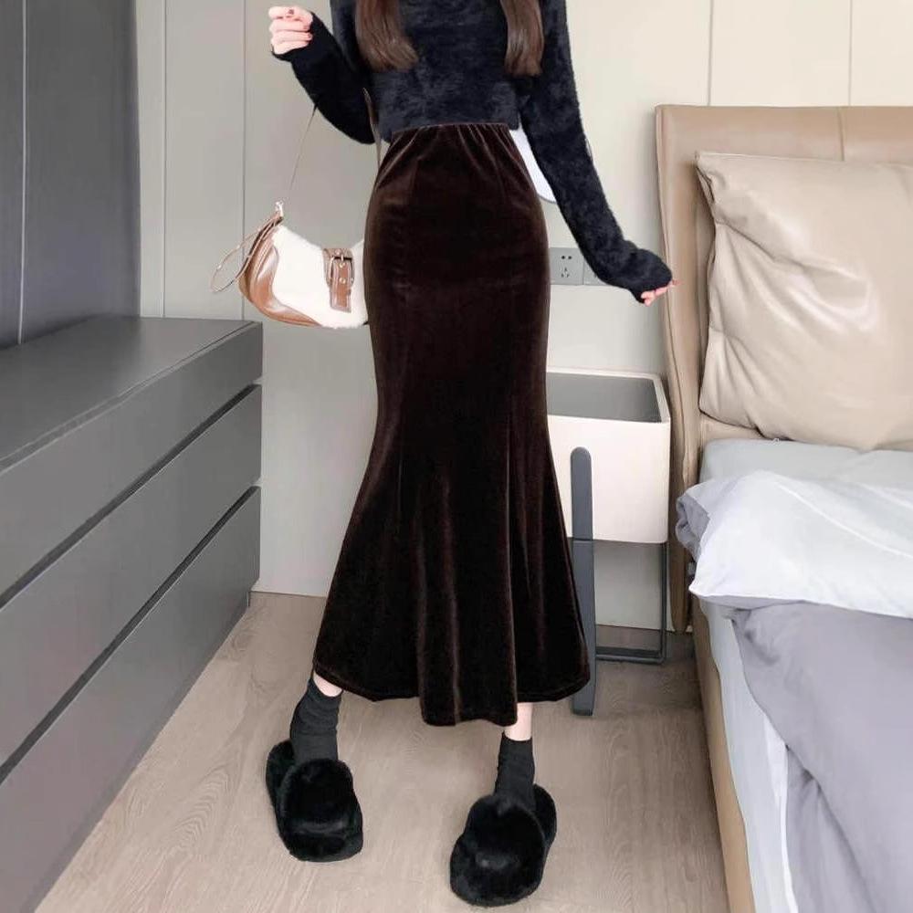 Women's Black Velvet Fishtail Pencil Skirt - High Waist, Slimming, Mid-Length, Pleated, Autumn/Winter.
