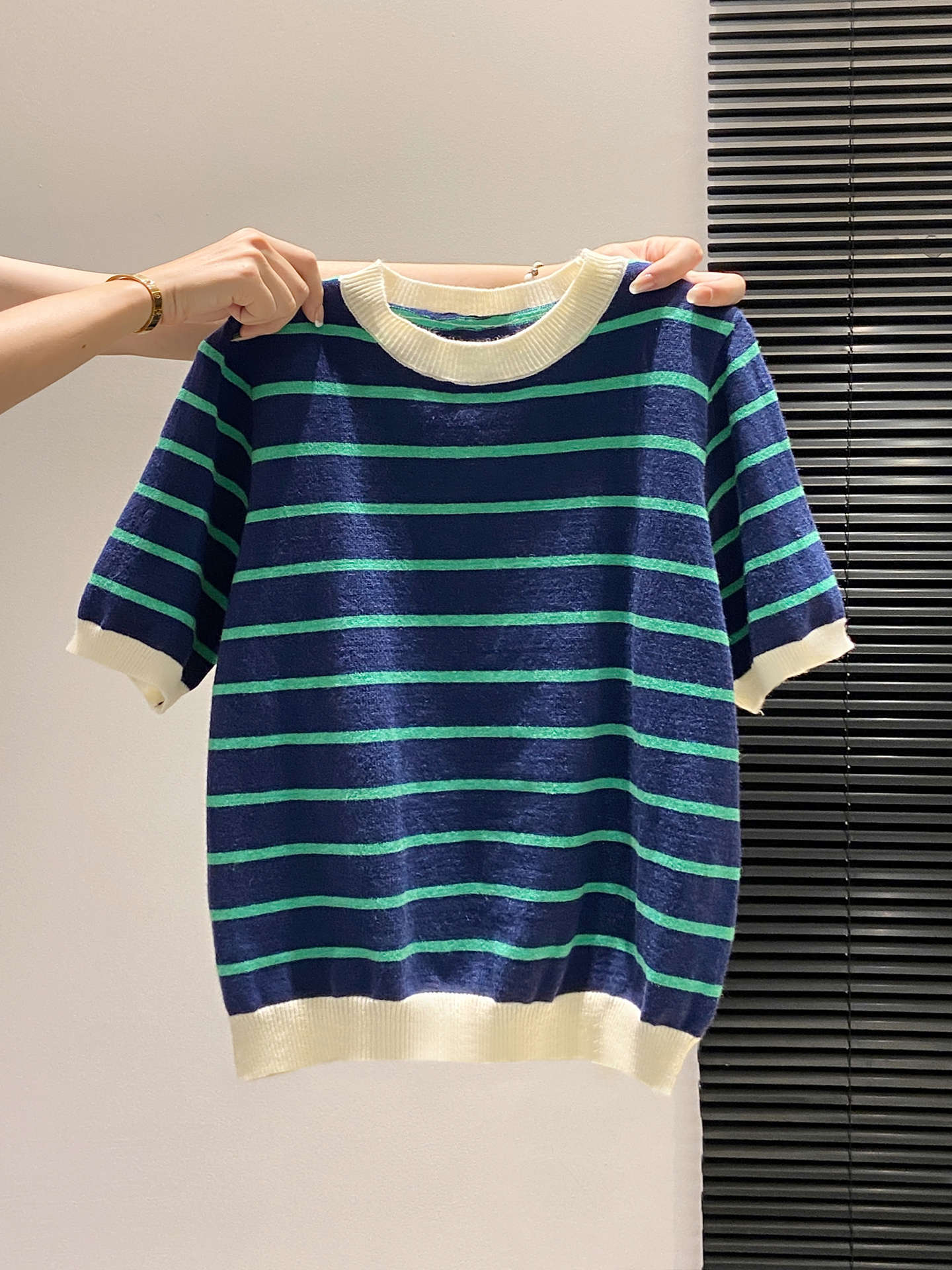 Striped contrasting color knitted short-sleeved women s summer casual design sense chic inner backing top fashionable retro T-shirt S