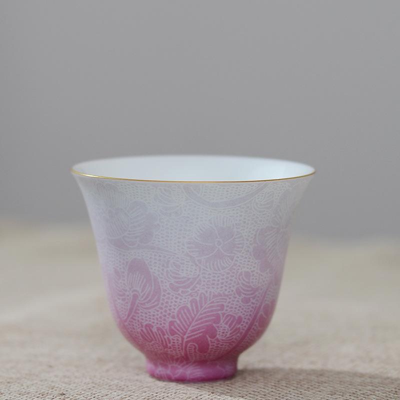 Handgefertigte Keramik-Teetasse Geschnitztes Blumendekor Farbverlauf Goldrand Chinesisches Gongfu-Teeset Porzellan-Teegeschirr Persönliche Teetasse Geschenk