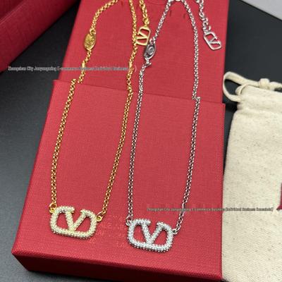 Collar Colgante de Lujo Valentino V Incrustado de Diamantes: Diseño Cuadrado de Moda para Mujer