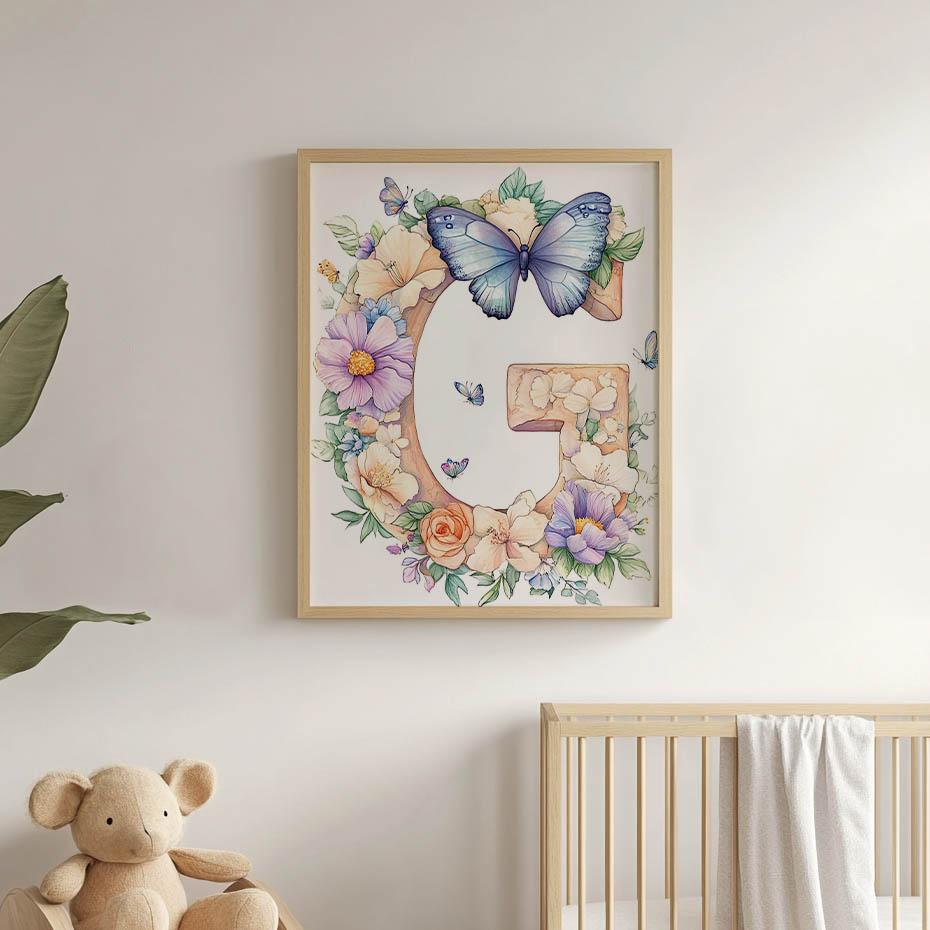 Plakat Z Literą G W Kwiatach I Motylach Plakat Z Literą G W Kwiatach I Motylach, 50X70 Cm, Rama Aluminiowa Czarna, Papier Matowy 230 Gsm