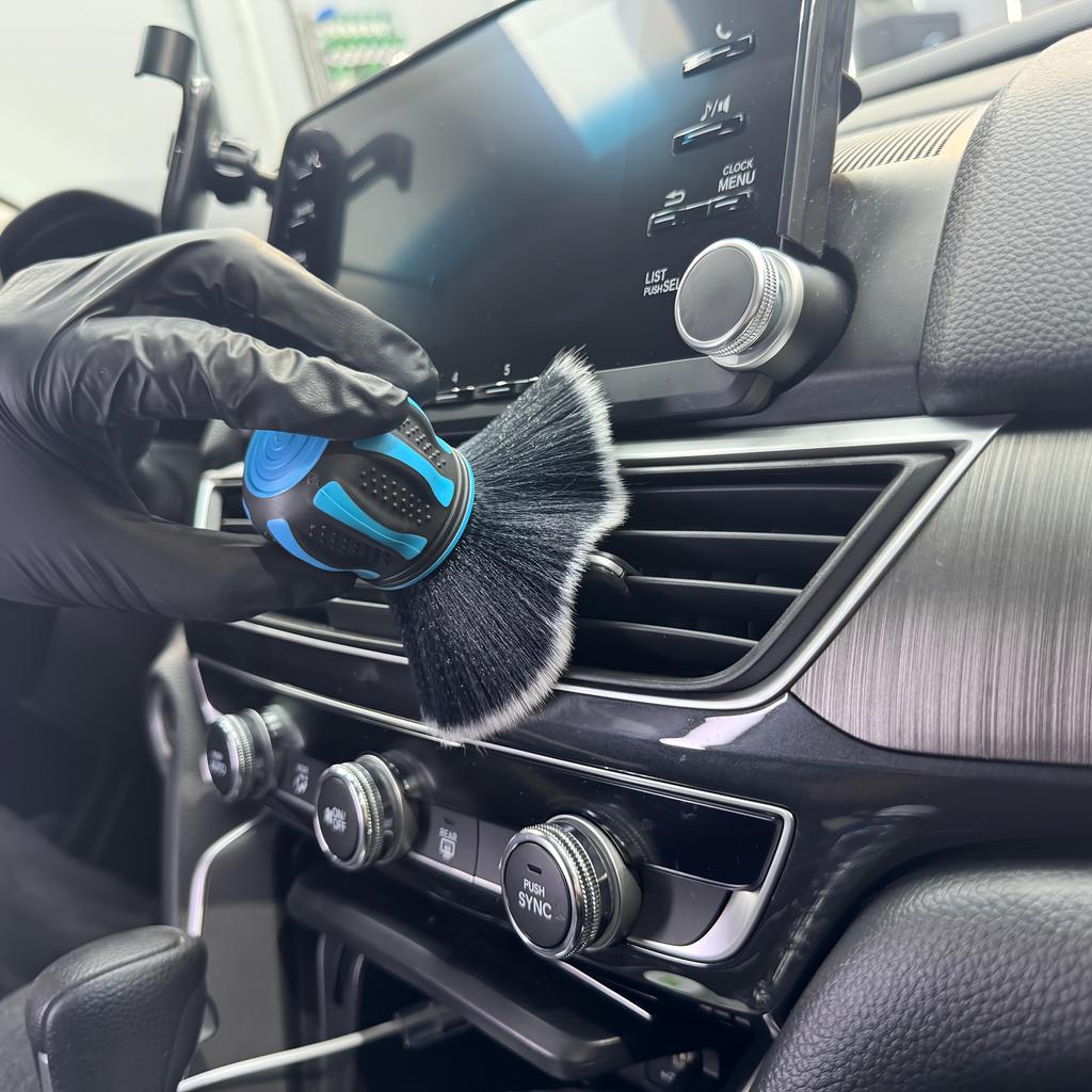 Dusting Brush Available in 2 Colors Suitable for Both Vehicles and Home Use Features a Round Handle Design and Ultra-soft PET Bristles