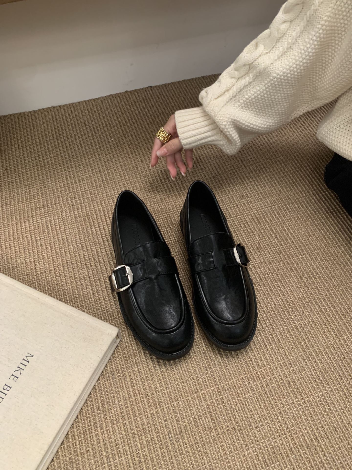 

Single shoes women s one-pedal black small leather shoes British style flat-bottomed work single shoes 2025 new Doudou shoes 39 чёрный