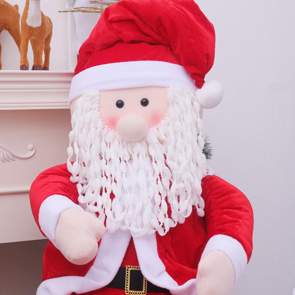 Rekwizyty Świętego Mikołaja, wózek z reniferami w pozycji siedzącej, Święty Mikołaj niosący paczkę z prezentami, świąteczna dekoracja okienna scena