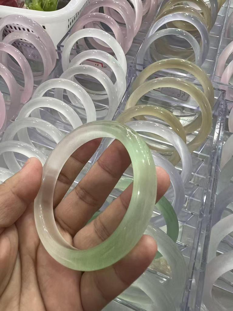 Elegante Bracciale da Donna Occhio di Gatto: Gioielli in Calcedonio Sfumato per un Look Radioso e di Alta Gamma
