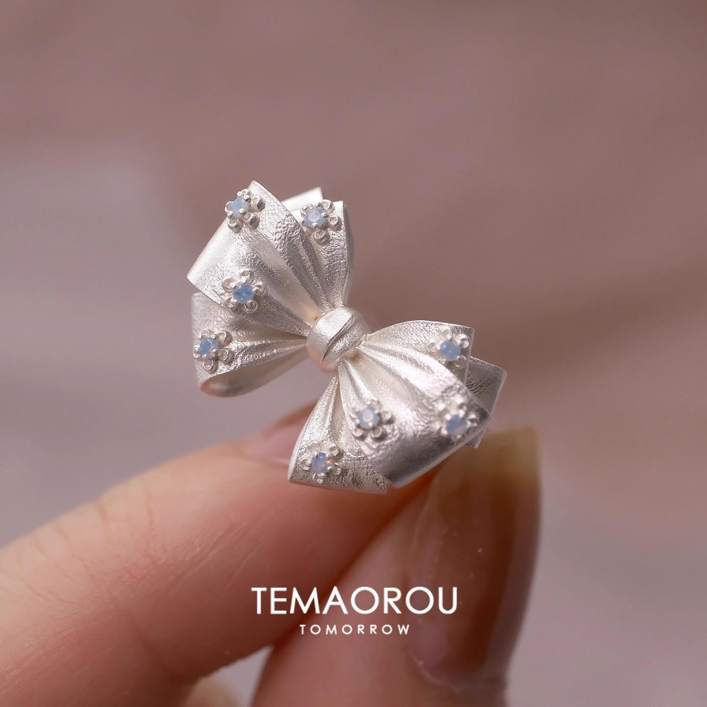 

Cool niche design three-dimensional bow inlaid with milk blue small opal stone ring open index finger ring adjustable open band