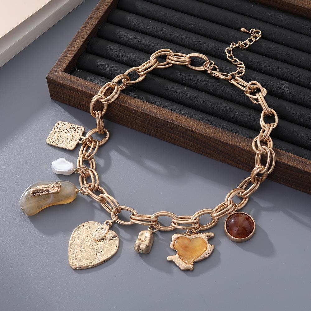 

Light luxury retro geometric pendant necklace women s European and American fashion versatile sweater chain high-end sense collarbone chain золотий