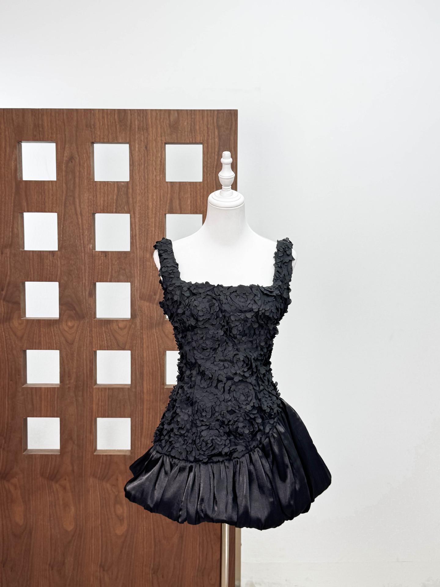 

Vietnam Niche Design: 2026 Spring Fashion Square Neck Camisole with 3D Floral Ruched Skirt Medium чёрный