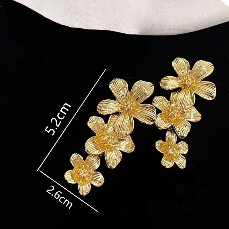 Atmospheric flower earrings niche design sense new earrings women's light luxury sense stud earrings advanced