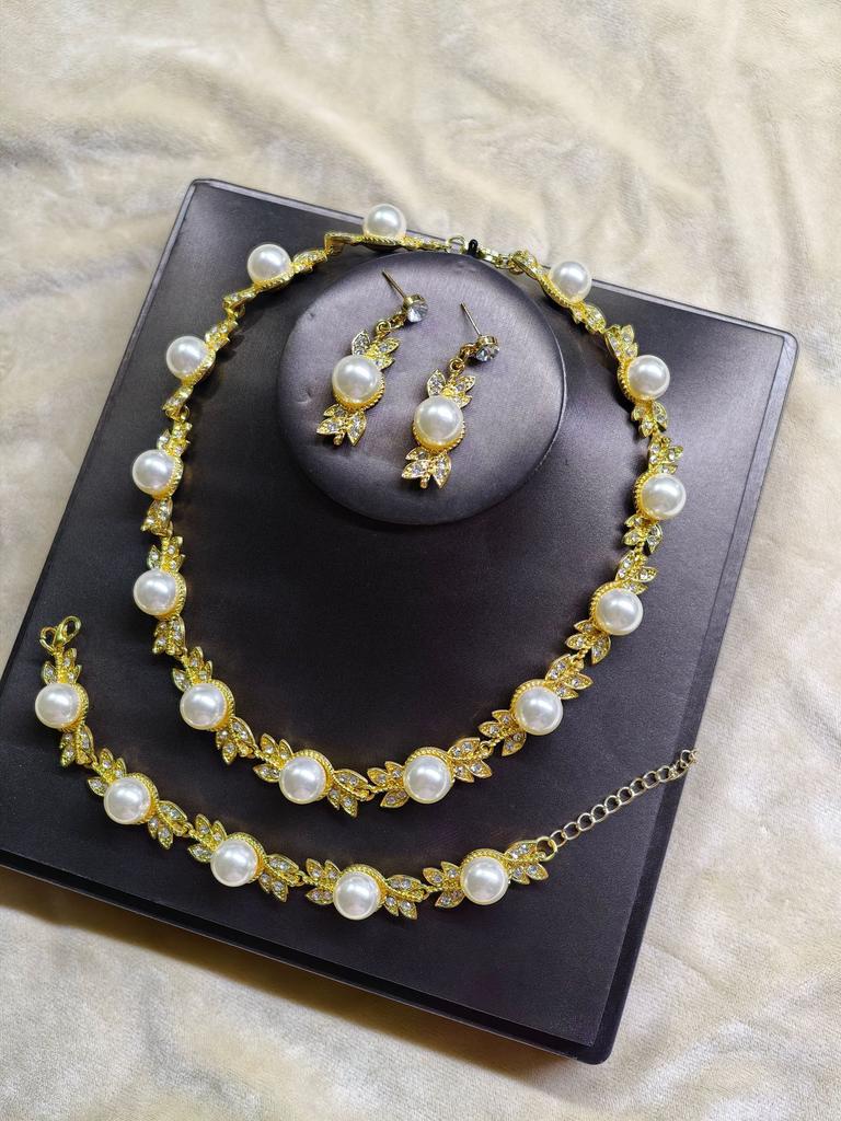 2026 Light Luxury Niche European and American Retro Fashion Pearl Necklace Set Collarbone Necklace Bridal Accessories Cross-border Jewelry Bracelet