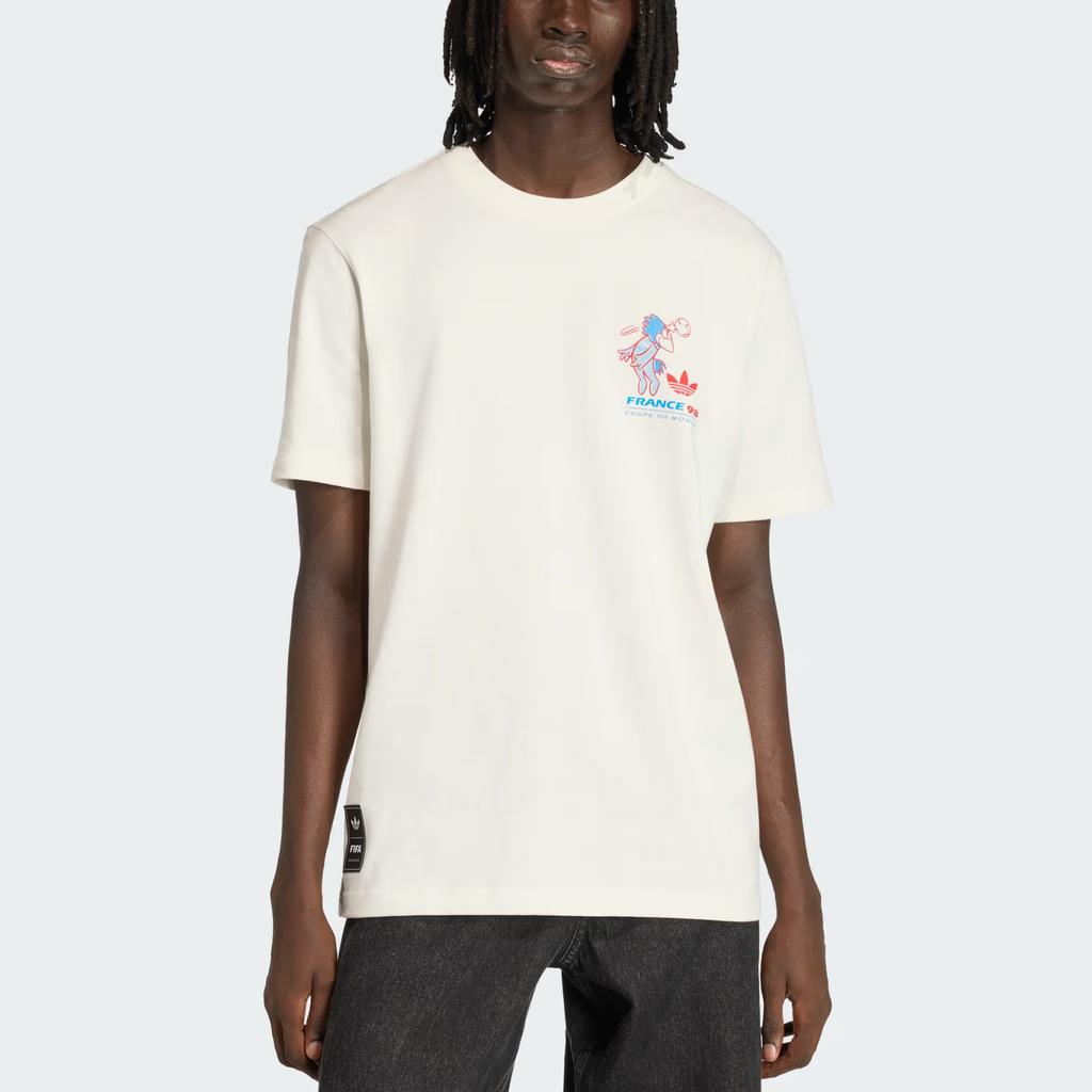 adidas חולצת טי קצרה עם צווארון עגול, הדפס דוגמת מונדיאל 2026 Originals X FIFA Footix, טופים לגברים KC3833