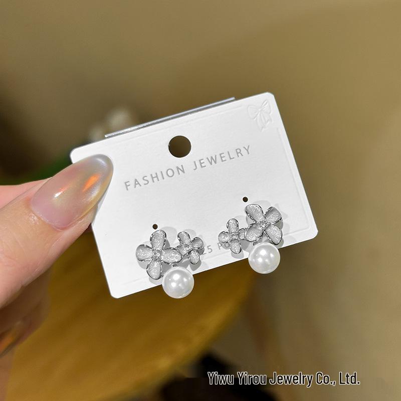 

Elegant Freshwater Pearl Flower Stud Earrings - French Luxury Design for Women