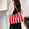 Modische kontrastierende gestreifte gewebte Tasche Damen neue Pendler-Schulter-Achseltasche Urlaubsstil gewebte Tragetasche