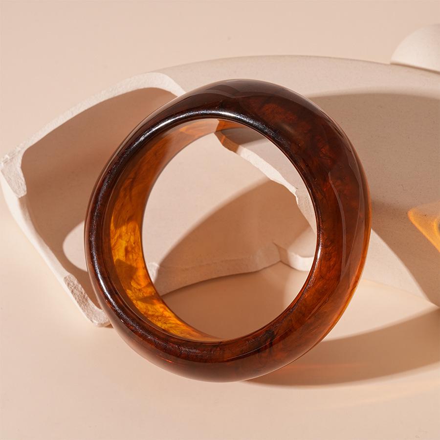 Unique Retro Resin Bracelet: Personalized Fashion Jewelry for Women