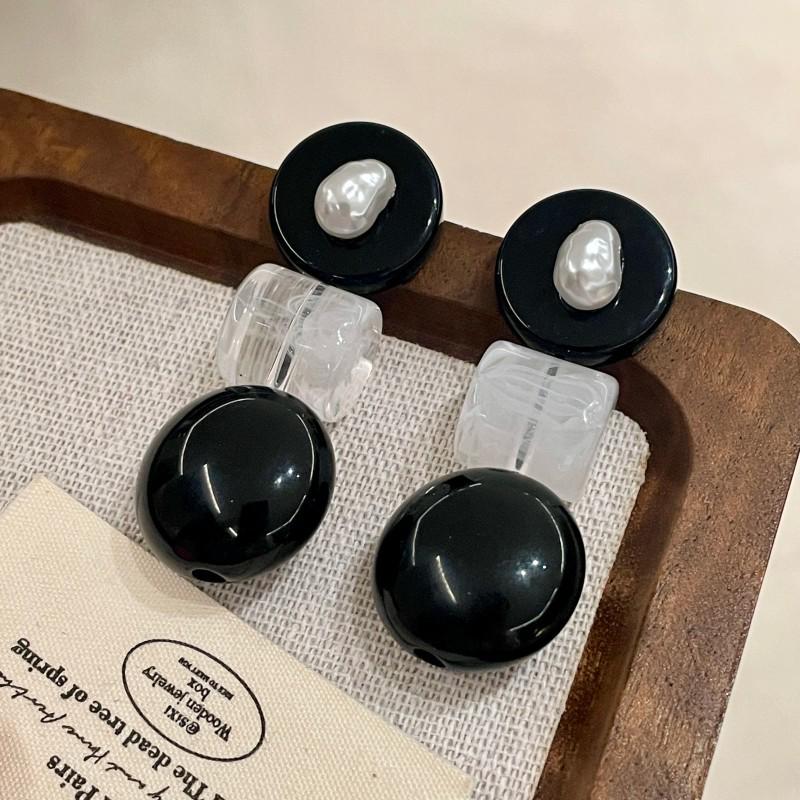 Baroque Pearl Studs: Unique Black Disc Earrings for Autumn/Winter