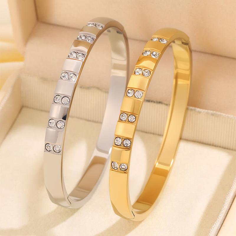 Fashion light luxury diamond-encrusted curved stainless steel women's high sense does not fade niche elegant titanium steel