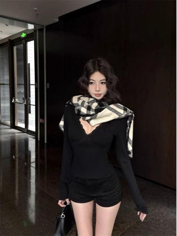 Women's Black Lace-Trim V-Neck Halter Long-Sleeve Slim-Fit Top - Autumn/Winter Fashion, Pure Desire Style