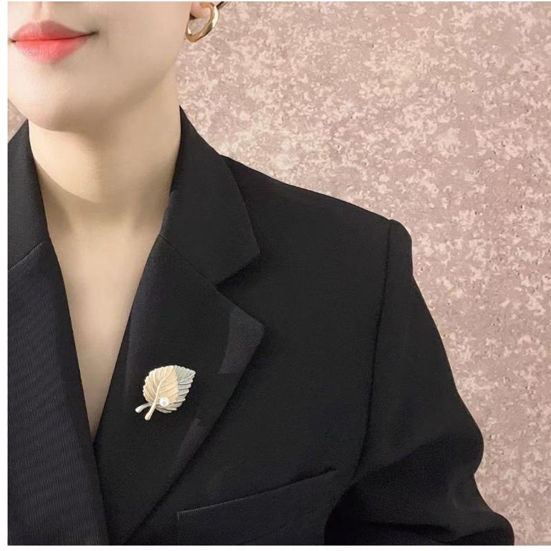 Vintage Maple Leaf Pearl Brooch For Women Exquisite Plant Collar Brooches Lapel Pin Party Sweater Coat Scarf Jewelry Decor Gifts