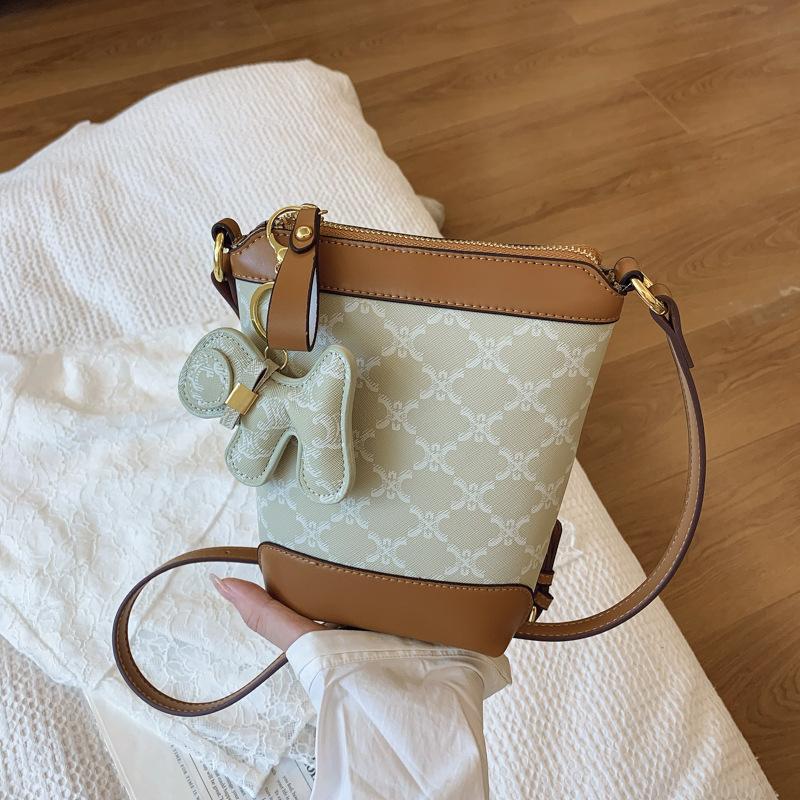 

remium sense mobile phone bag women s new temperament retro fashion versatile shoulder messenger bag small 14x9x19