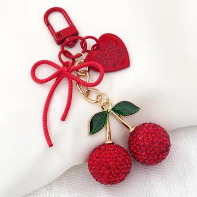 Llavero de Cereza Roja con Pedrería de Tamaño Grande, Colgante de Cereza Roja Brillante con Hojas Verdes, Encantos de Corazón Rojo y Lazo