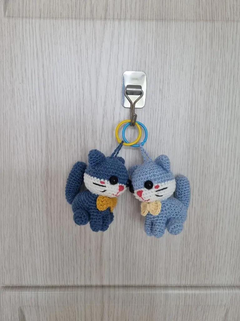 Handstickade dockor (kattnyckelring par)