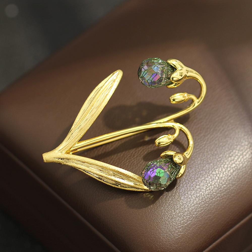Spilla a forma di bouquet di gigli della valle con cristalli viola, foglie dorate spazzolate, lusso leggero di nicchia, pin versatile per donna