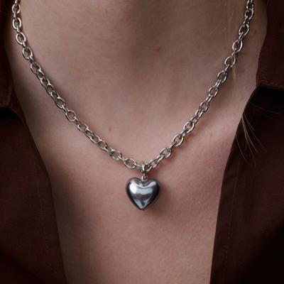 ÉDITION LUNDI Collier de perles en forme de cœur gris