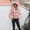 Cappotto da donna slim-fit di media lunghezza con cappuccio in ecopelliccia Autunno/Inverno 2025