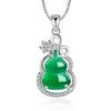 Collana con Ciondolo a Forma di Zucca in Calcedonio con Tormalina Verde Imitazione e Giada Placcata in Oro Bianco.