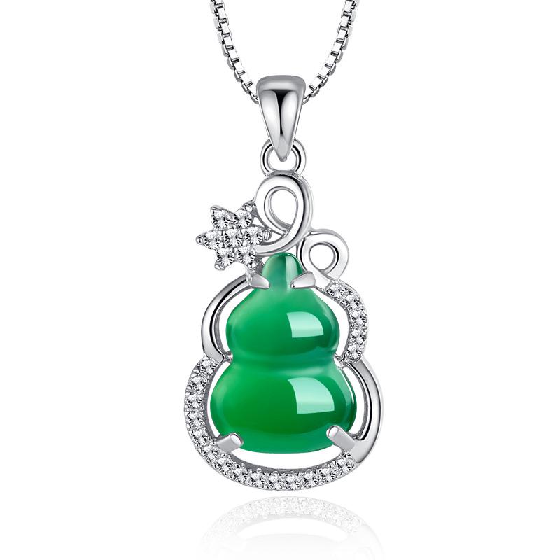 Collana con Ciondolo a Forma di Zucca in Calcedonio con Tormalina Verde Imitazione e Giada Placcata in Oro Bianco.