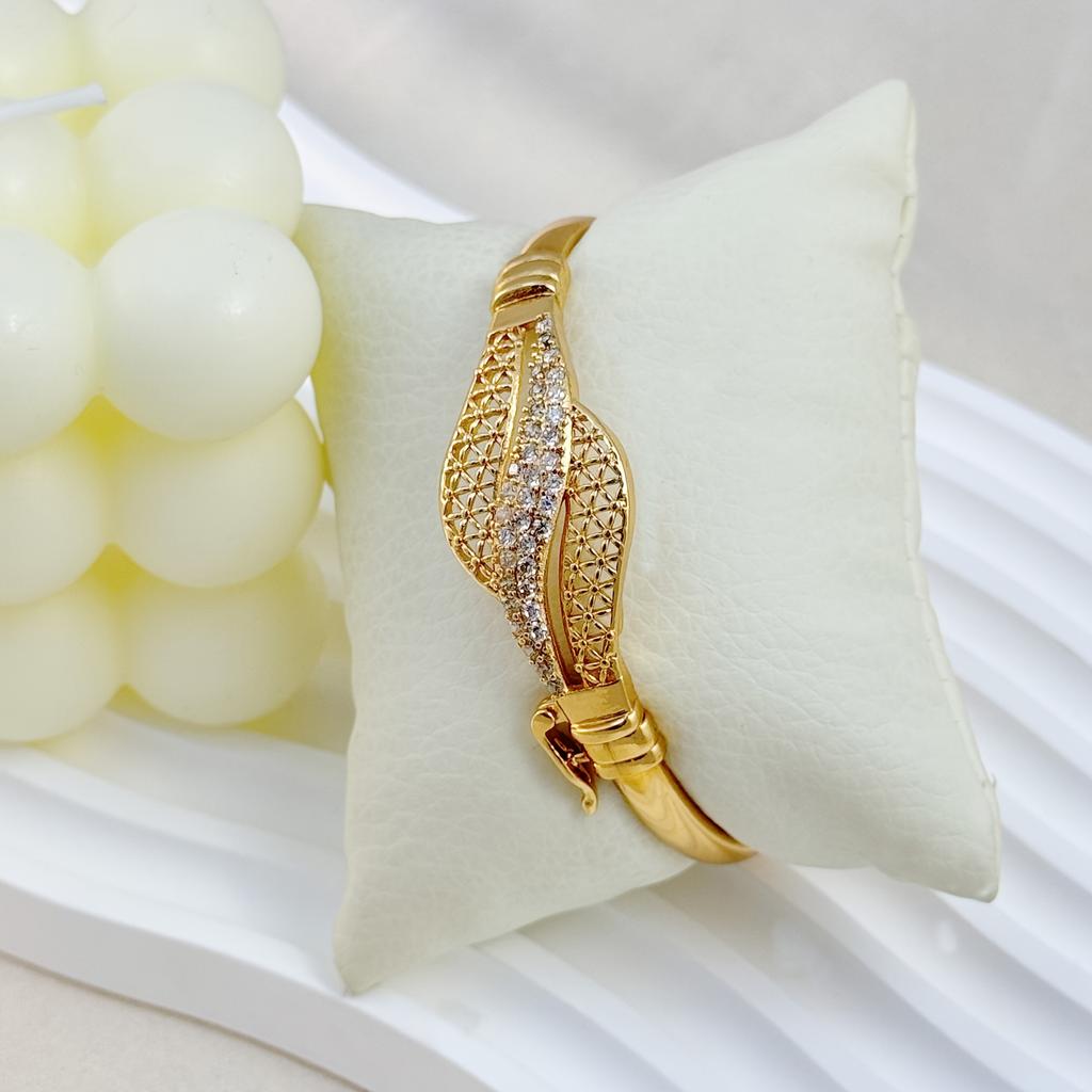 New Autumn/Winter Fashion Leaf Hollow Design Bracelet Adjustable Opening Suitable for Daily Wear At Dances and Parties The Best Gift for a Lady