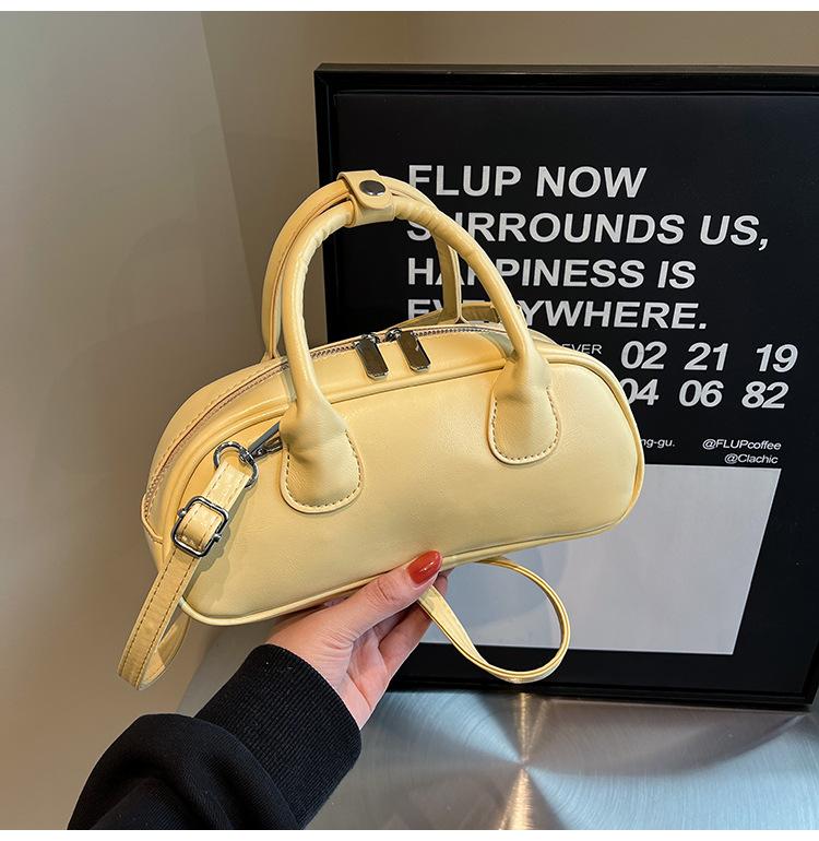 

High-end women s fashion versatile bowling bag, new light luxury niche large-capacity daily commuting handbag жовтий