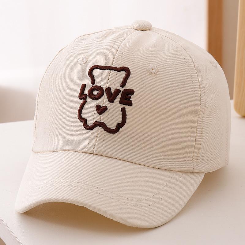 Einfache und süße Baseballkappe in Teddybär-Form mit Hohlprofil und gesticktem LOVE für Kinder, geeignet für tägliche Ausflüge.