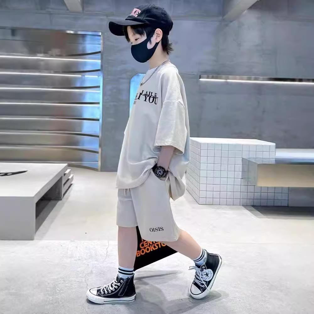 

Детская летняя одежда для мальчиков, модная футболка с короткими рукавами и надписью, топ + короткий низ, комплект из 2 предметов, подростковый повседневный спортивный костюм 120