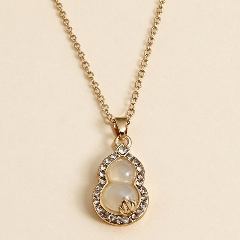 "Golden Branches Jade Leaves" Elegant Chinese-Style Gourd Necklace for Women - Luxurious & Versatile Clavicle Chain