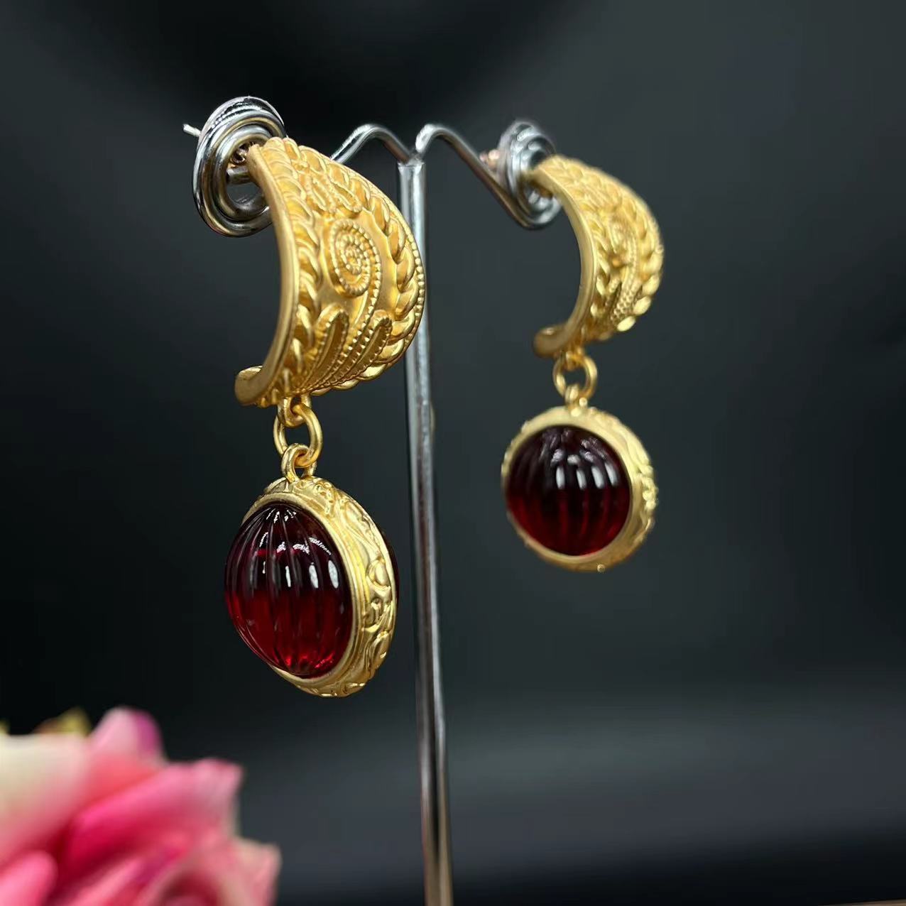 Vintage Gold Ruby Earrings With Palace Style Fashionable Versatile Light Luxury