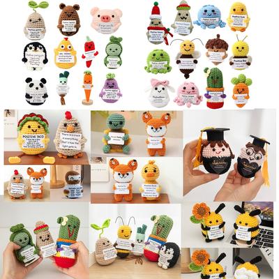 Süßes Cartoon-Tier-Häkel-Ornament Positive Häkelpuppe mit Affirmationskarte Heimdekoration Lustige Halloween-Weihnachtsgeschenke