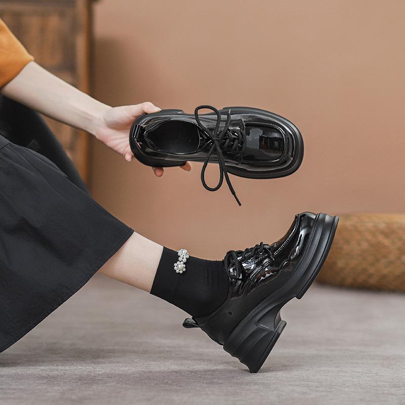 

Невысокий мужчина увеличивает рост толстоподошвенные весенние новые лакированные маффины одинарные туфли женские на шнуровке маленькие кожаные туфли 40