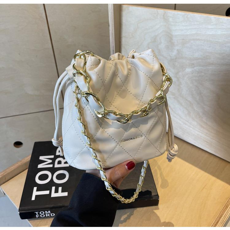 

Korean version ins fashion chain bag women s 2025 new diamond bucket bag high-end single shoulder oblique span bag 19*12*16 белый