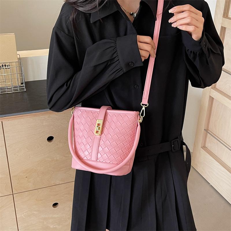 A PUC material solid color fashion women's shoulder bag, high-end design straps comfortable fabric soft women's gift