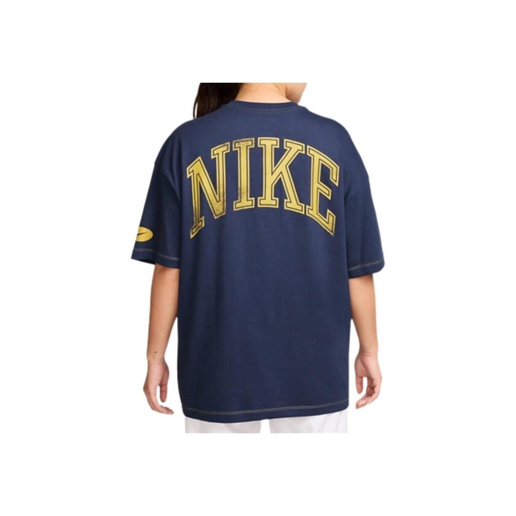 Nike T-shirt da donna con logo, vestibilità larga, girocollo, manica corta, top HV4972-410
