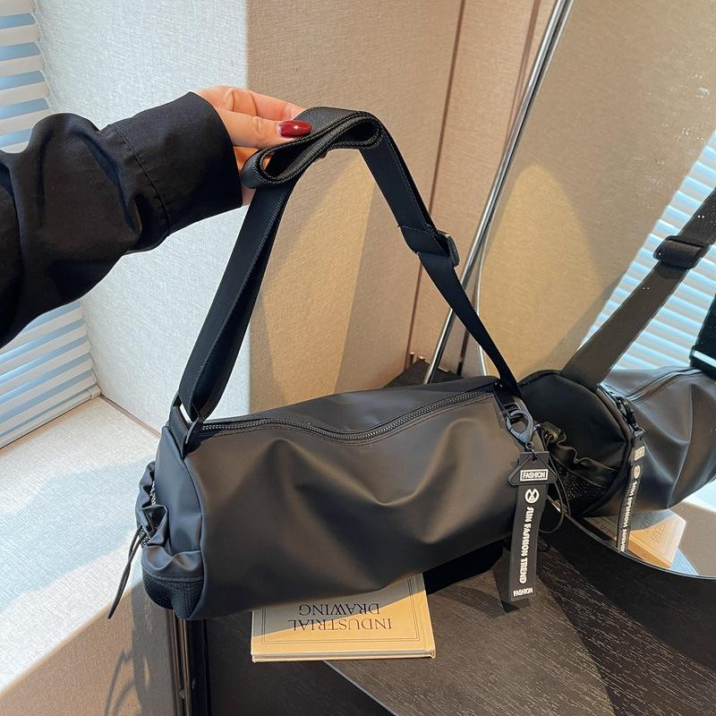 

2025 autumn new messenger bag women s large-capacity lightweight shoulder bag sports and leisure nylon literary cylinder bag чёрный