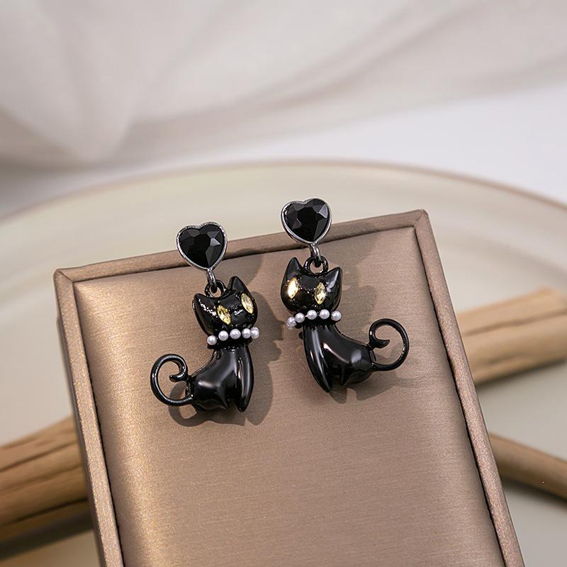 Silver Needle Crystal Black Kitten Earrings: Stylish Cartoon Pearl Studs, Lightweight Luxurious Design